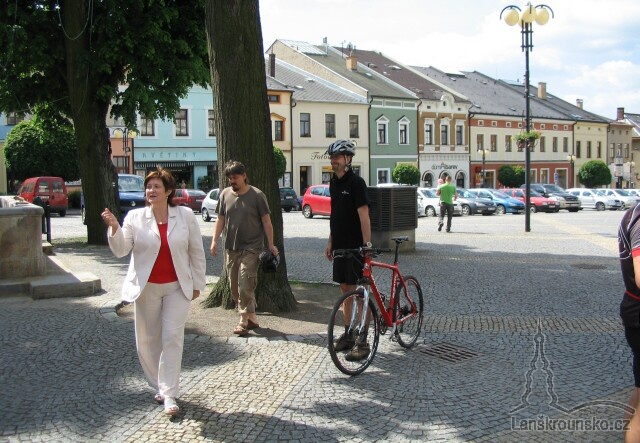 02_Pani starostka_kameraman a pan Jancarik.jpg